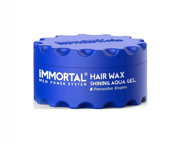 Immortal Hair Wax Shining Aqua Gel ist ein Haarstyling-Produkt, von Marke Immortal, das speziell entwickelt wurde, um Glanz und Definition ins Haar zu bringen. Es handelt sich um ein Gel mit wachsähnlicher Konsistenz, das das Haar formt und ihm einen glänzenden Effekt verleiht. Im Gegensatz zu traditionellem Haarwachs hat das Shining Aqua Gel eine leichtere Textur und eine wässrigere Konsistenz, wodurch es einfacher im Haar zu verteilen ist. Die speziell gewählte Formel sorgt für Glanz und extreme Fixierung.