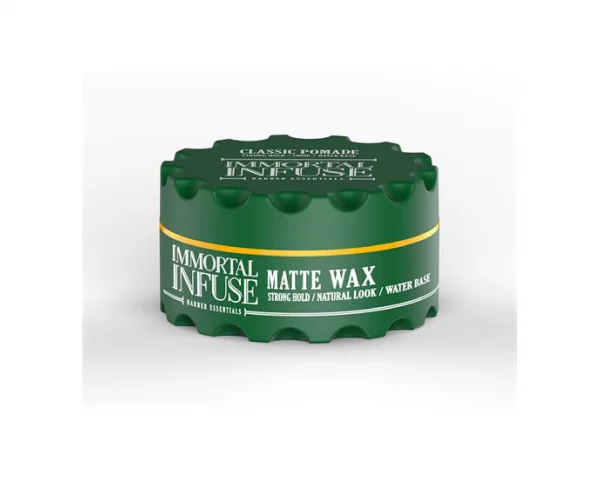 Das Immortal Matte Wax bietet einen starken Halt, der Ihr Haar nicht starr wirken lässt. Die einzigartige Formel enthält Ton, der Ihrem Haar ein mattes Finish und zusätzliches Volumen verleiht – perfekt geeignet für eine Vielzahl von Stilen.
