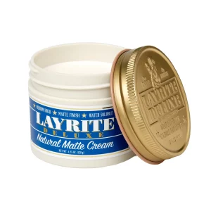 Die Layrite Natural Matte Pomade hat eine mittlere Festigkeit, die es ermöglicht, das Haar zu stylen und gleichzeitig Flexibilität zu bewahren.