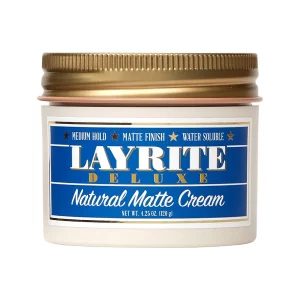 Die Layrite Natural Matte Pomade hat eine mittlere Festigkeit, die es ermöglicht, das Haar zu stylen und gleichzeitig Flexibilität zu bewahren.