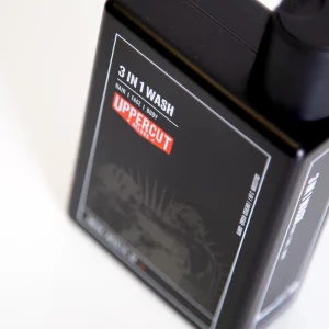 Uppercut Deluxe 3 in 1 Wash Shampoo verfügt über eine hochwertige Mischung von Inhaltsstoffen für ein sanftes Waschprodukt, das zu einem Grundnahrungsmittel für Haare, Gesicht und Körper wird.