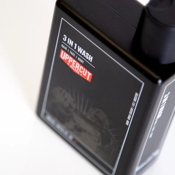 Uppercut Deluxe 3 in 1 Wash Shampoo verfügt über eine hochwertige Mischung von Inhaltsstoffen für ein sanftes Waschprodukt, das zu einem Grundnahrungsmittel für Haare, Gesicht und Körper wird.
