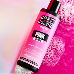 Crazy Color Pink Shampoo ist ein Shampoo der bekannten Marke Crazy Color. Dieses Shampoo wurde entwickelt, um lebendiges rosa Haar zu erhalten und ist der perfekte Partner für semi-permanente Farbpalette. Es funktioniert mit allen unseren Rosatönen und verlängert das Verblassen und beseitigt gleichzeitig unerwünschte Töne.
