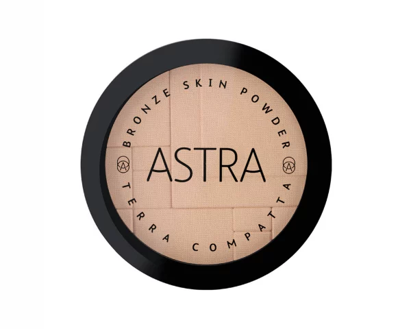 ASTRA BRONZE SKIN POWDER ist ein Puderprodukt, das verwendet wird, um dem Gesicht und dem Körper eine warme und natürliche Bräune zu verleihen. Das Puder kann verwendet werden, um das Gesicht zu konturieren, bestimmte Bereiche zu betonen oder dem gesamten Teint einen warmen Glow zu verleihen.