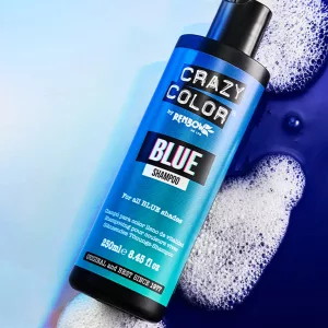 Crazy Color Blue Shampoo ist ein Shampoo der bekannten Marke Crazy Color. Dieses Produkt lagert genügend Pigment ab, um das Ausbleichen zu erfrischen und zu verlängern und gleichzeitig unerwünschte Töne zu beseitigen. Es funktioniert auf jedem unserer blauen semi-permanenten Produkte und ist ammoniak- und sulfatfrei. Es ist wichtig zu verstehen, dass Blue Shampoo keinen großen Unterschied macht, wenn die Haare vorher nicht gefärbt wurden. Dieses Shampoo eignet sich am besten zur Erhaltung und Verbesserung der zuvor mit Crazy Color gefärbten Haarfarbe.