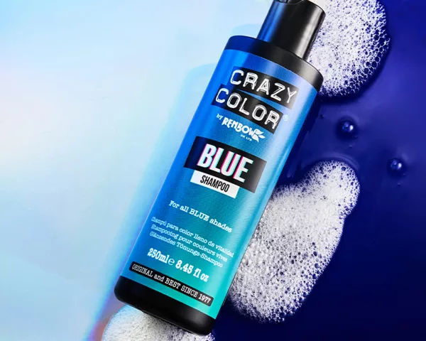 Crazy Color Blue Shampoo ist ein Shampoo der bekannten Marke Crazy Color. Dieses Produkt lagert genügend Pigment ab, um das Ausbleichen zu erfrischen und zu verlängern und gleichzeitig unerwünschte Töne zu beseitigen. Es funktioniert auf jedem unserer blauen semi-permanenten Produkte und ist ammoniak- und sulfatfrei. Es ist wichtig zu verstehen, dass Blue Shampoo keinen großen Unterschied macht, wenn die Haare vorher nicht gefärbt wurden. Dieses Shampoo eignet sich am besten zur Erhaltung und Verbesserung der zuvor mit Crazy Color gefärbten Haarfarbe.