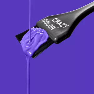Crazy Color Hot Purple 62 ist eine spezielle Haarfarbe aus der Crazy Color Produktreihe. Wenn Sie nach leuchtend violetten Haaren suchen, suchen Sie nicht weiter! Hot Purple ist ein semi-permanentes lila Haarfärbemittel mit herzhaften kühlen blauen Untertönen. Dies ist ein hochgesättigter Farbton, der hochauflösende und auffällige Farben erzeugt.