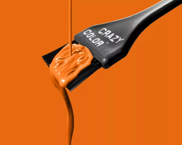 Crazy Color Orange 60 ist eine spezielle Haarfarbe aus der Crazy Color Produktreihe. Dies ist unsere meistverkaufte orangefarbene Haarfarbe und stammt aus unserem ursprünglichen Sortiment von 1977. Dieser Farbton funktioniert gut direkt aus der Flasche, um leuchtend orangefarbenes Haar zu erzeugen, oder wenn Sie sich kreativ fühlen, mischen Sie es mit anderen Farben, um Ihren eigenen Look zu kreieren. Orange passt gut zu unseren roten und gelben Produkten, wenn Sie einen Knockout-Kupferton erstellen möchten.