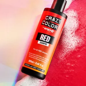 Crazy Color Rot Shampoo ist ein Shampoo der bekannten Marke Crazy Color. Dieses Shampoo wurde entwickelt, um lebendiges rotes Haar zu erhalten und ist der perfekte Partner für Crazy Color semi-permanente Farbpalette. Dieses leuchtend rote Shampoo ist frei von schädlichen Chemikalien, um nach jeder Wäsche gesunde Ergebnisse zu erzielen. Es ist wichtig zu verstehen, dass Rot Shampoo keinen großen Unterschied macht, wenn die Haare vorher nicht gefärbt wurden. Dieses Shampoo eignet sich am besten zur Erhaltung und Verbesserung der zuvor mit Crazy Color gefärbten Haarfarbe.