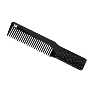 Der Moser Clipper Comb ist ein Kamm, der für Clipper-Over-Comb Techniken, der Marke Moser, entwickelt wurde. Er wird verwendet, um die Schnittlänge anzupassen und einen gleichmäßigen Haarschnitt zu erzielen.