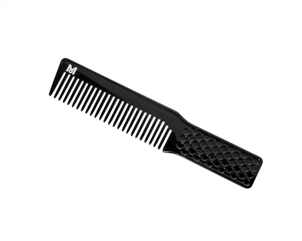 Der Moser Clipper Comb ist ein Kamm, der für Clipper-Over-Comb Techniken, der Marke Moser, entwickelt wurde. Er wird verwendet, um die Schnittlänge anzupassen und einen gleichmäßigen Haarschnitt zu erzielen.