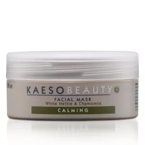 Kaeso Beauty Facial Mask Calming, eine Gesichtsmaske von Kaeso, die entwickelt wurde, um die Haut zu beruhigen und zu entspannen. Diese Maske enthält Inhaltsstoffe von Extrakten der Weißen Brennnessel und Kamille, mit beruhigenden und feuchtigkeitsspendenden Eigenschaften, um empfindliche oder gereizte Haut zu beruhigen.