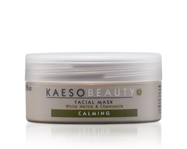 Kaeso Beauty Facial Mask Calming, eine Gesichtsmaske von Kaeso, die entwickelt wurde, um die Haut zu beruhigen und zu entspannen. Diese Maske enthält Inhaltsstoffe von Extrakten der Weißen Brennnessel und Kamille, mit beruhigenden und feuchtigkeitsspendenden Eigenschaften, um empfindliche oder gereizte Haut zu beruhigen.