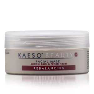 Kaeso Beauty Facial Mask Rebalancing, eine Gesichtsmaske von Kaeso, die entwickelt wurde, um die Haut auszugleichen und ihr natürliches Gleichgewicht wiederherzustellen. Die Maske enthält Inhaltsstoffe, die beruhigend und gleichzeitig revitalisierend wirken, um die Haut zu beruhigen und zu erfrischen. Diese Maske hilft, den Teint zu revitalisieren und lässt die Haut strahlender aussehen.