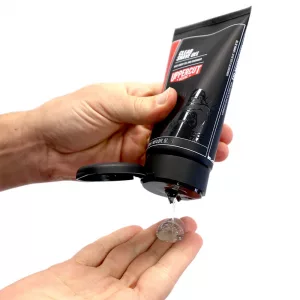 Uppercut Deluxe Clear Shave Gel, von der australischen Marke Uppercut, ermöglicht eine transparente und sanfte Gleitfähigkeit für eine präzise Rasur. Dieses leichte und feuchtigkeitsspendende Gel eignet sich besonders gut für fettige und normale Hauttypen.