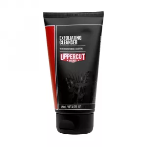 Uppercut Deluxe Exfoliating Cleanser, von der australischen Marke Uppercut, wurde speziell entwickelt, um die Haut sanft zu reinigen und zu entgiften, während sie auf die bestmögliche Rasur vorbereitet wird.