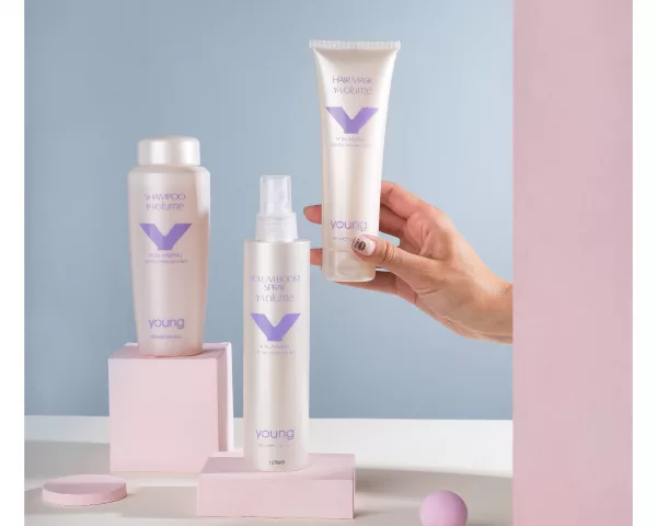 Young Y-Volume Shampoo, Maske & Boost Spray. Es eignet sich hervorragend, um dünnem und brüchigem Haar mehr Volumen und Energie zu verleihen.