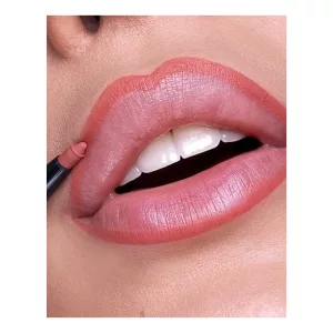 OUTLINE WATERPROOF LIP PENCIL ist ein einziehbarer Stift, der bereits beim ersten Auftrag eine intensive und fließende Lippenkontur erzeugt.